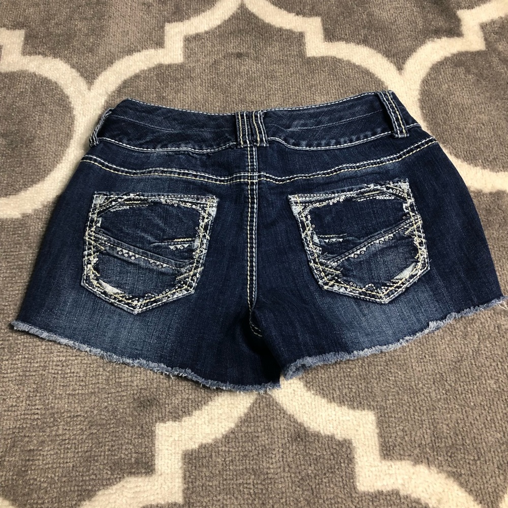 Maurices Shorts Womens Size 6 Distressed Denim Raw Edge Hem